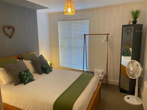 Trendy City Centre Hull Sleeps 2 or 4 with Free Secure Parking Traveller Award 2023 - Housity