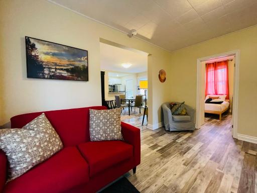 Comfortable and Convenient Apartment in Central Niagara - Housity