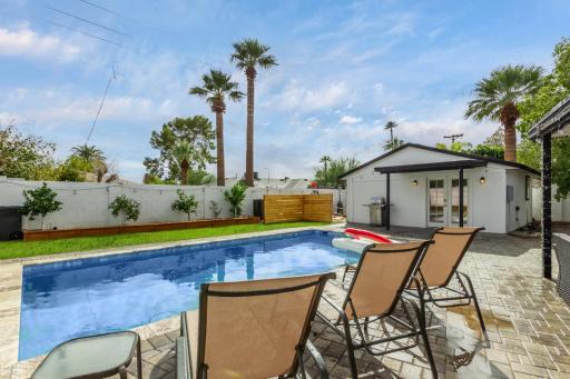 Modern Home with heated pool and guest house - Housity