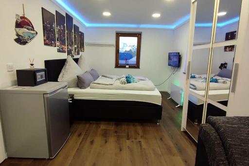 Eifel Zimmer New York inkl. WLAN TV Küche Kaffee Fahrräder zentral am Marktplatz - Hizvo
