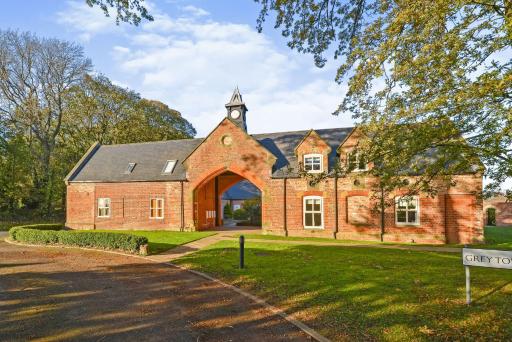 Grey Towers Stables 3 bedroom set in private grounds - Housity