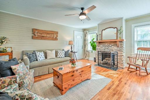 Farmhouse Cottage on 10 Acres Trails On-Site - Housity