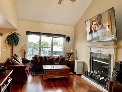 3 Bed, 2 Bath, House on Canal - Boat Well Included - Housity