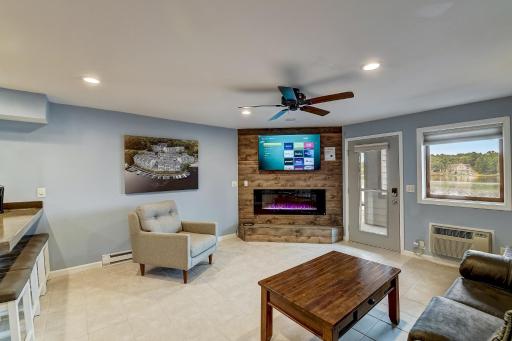 WFC Lakefront Views Family or Romance - Housity