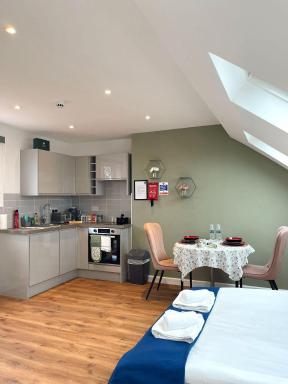 Cambridge Studios and Suites by Tas Accommodations - Housity