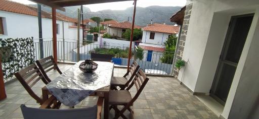 Traditional stone house Vrisi - Housity
