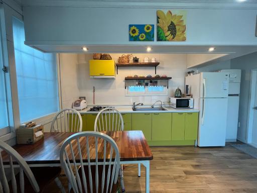 Artist and Flower Pension - Housity