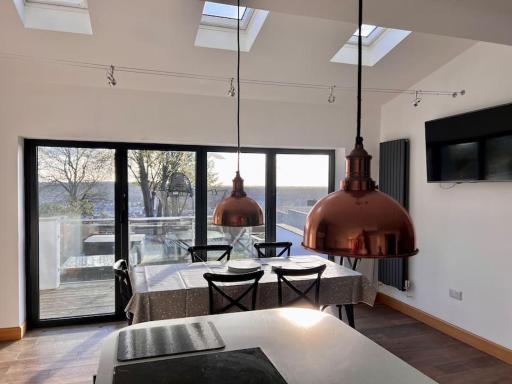 Stylish 3 bed house with Castle views - Housity