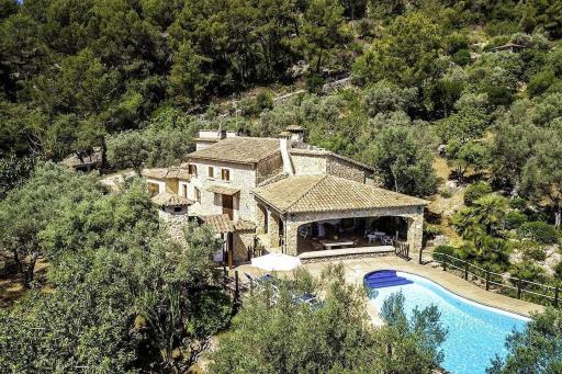 Rustic house recently renovated villa with views to the Pollensa mountains by Renthousing - Housity