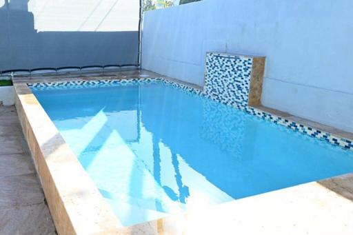 NEW Remodeled pool house 2 minutes from beach - Housity
