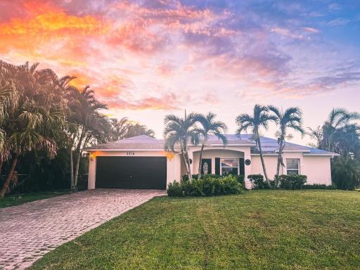 Charming Sunset 3 Bedroom Home Getaway - Housity
