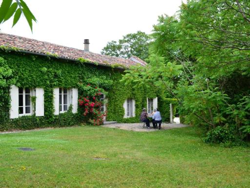 Gîte spacieux avec jardin, piscine, cheminée, et équipements bébé au cœur des vignes du Cognac - FR-1-653-59 - Housity