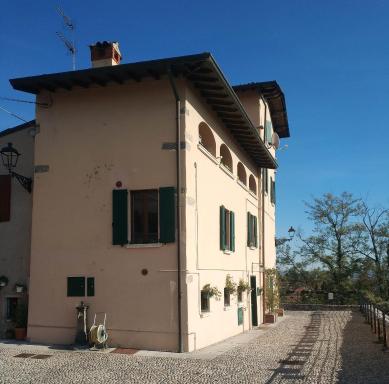 Sunrise In The Castle - Housity