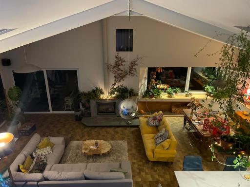 Stunning 4-bedroom home with wild swimming pool - Housity
