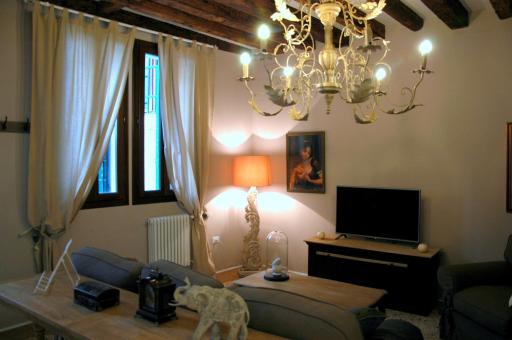 Romantic Rialto - Housity