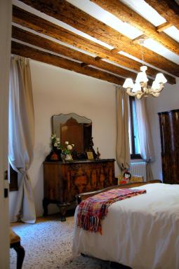 Romantic Rialto - Housity