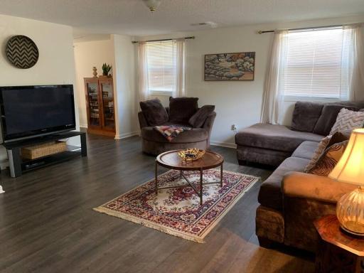 Minutes to the beach! 4-bedroom home, free parking - Housity