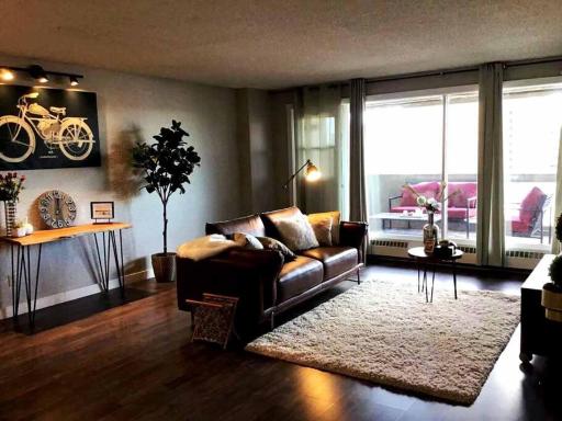 1-Bedroom+1 Den Apt in Calgary - Housity