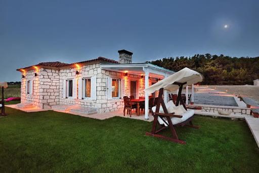 Lovely Villa with Backyard in Bozcaada near Beach - Housity