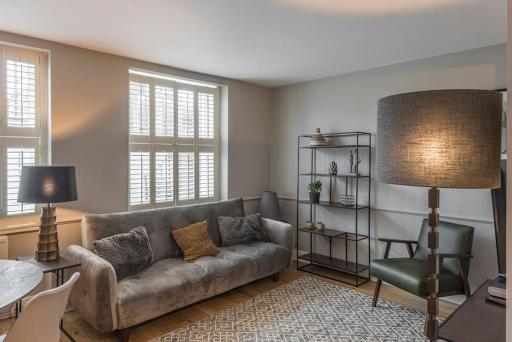 Nelson Crescent East : Modern one bedroom basement apartment in central location - Hizvo