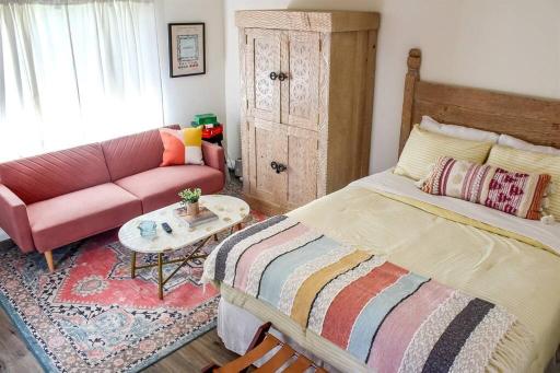 Newly Remodeled Sunshine Studio w/ Hot Tub (50) - Housity