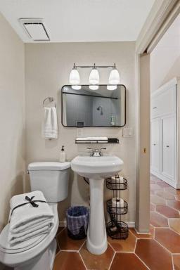 Studio on the Lake w/ Pool, Hot Tub & Tennis - Housity