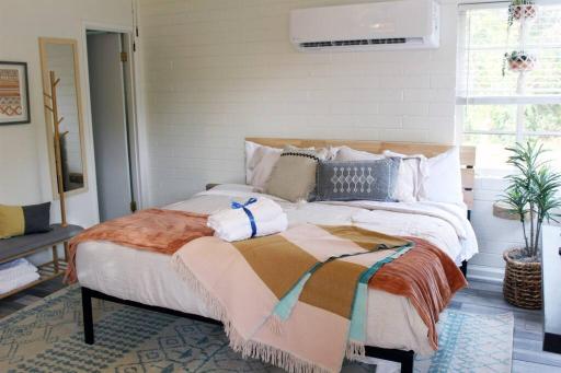 Adorable Ground Level Boho Studio Blocks From Dwntn-C - Housity