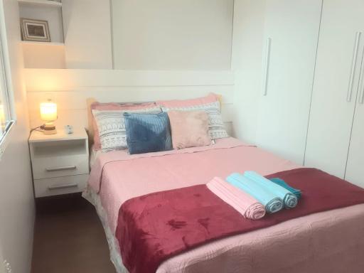 Ensolarado e espaçoso quarto/sala no coração de POA - Housity