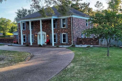 Vast 7BR/3BA overlooking golf course near mall - Housity