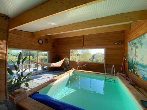 Maison avec piscine intérieure chauffée,sauna, et billard - Housity