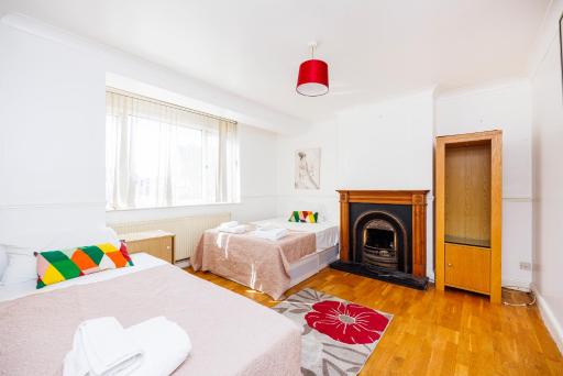 6 Bedroom Larger group House with Parking Corringham Stanford Le Hope - Housity
