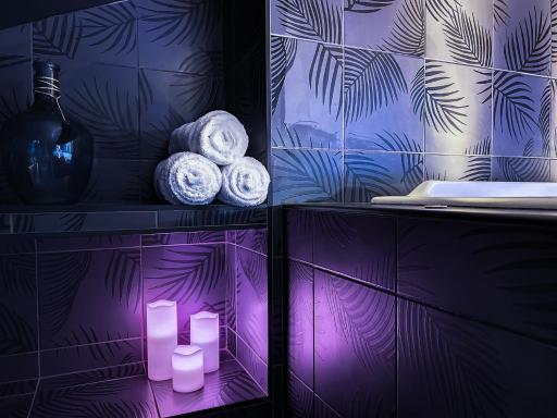 Suite Rouge baiser avec Jacuzzi privatif - LoveRoom Insolite - Housity