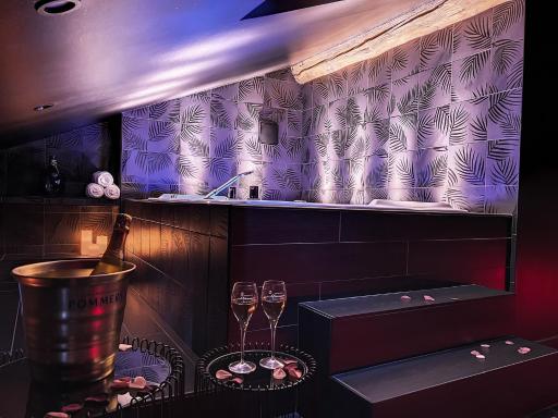 Suite Rouge baiser avec Jacuzzi privatif - LoveRoom Insolite - Housity