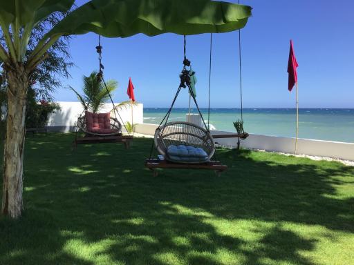 BambooBeachVilla1 AC New OCEANFRONT POOL sunsetview garden kitchen SATELLITE STARLINK WI-FI - Housity