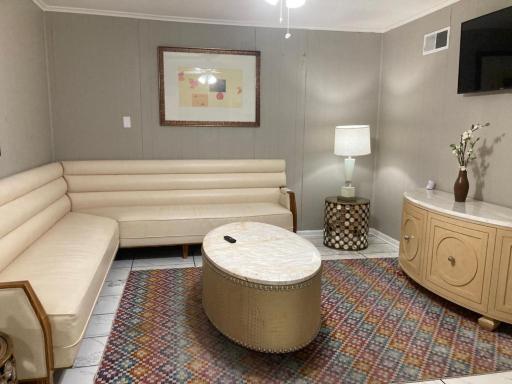 Large East Memphis 12 Beds Near Elvis Presley - Housity