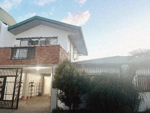 4 bedroom 2 bath house - Housity