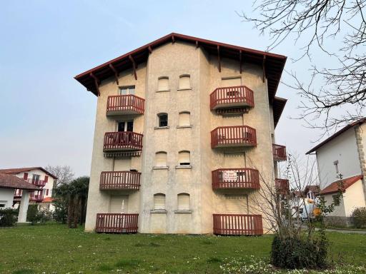 Cambo-les-Bains : T1 Bis lumineux avec balcon, parking, animaux admis - FR-1-495-31 - Housity