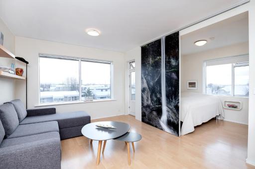 Overlooking the city, bright & cozy - Free Parking (A2) - Housity
