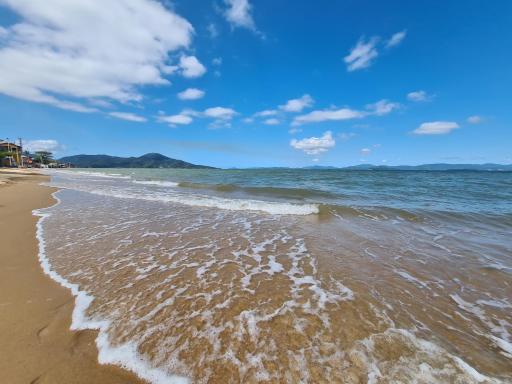 Casa ampla pé na areia SC com vista para o mar - Housity