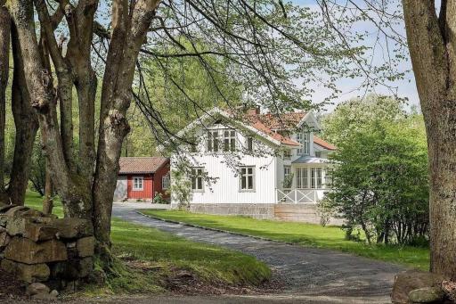 Stort sekelskifteshus med 6 sovrum pool, bastu & utekök - Housity