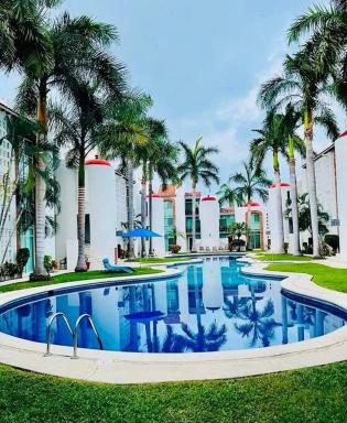 Lovely 3 bedroom condo with pool - Housity