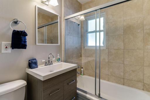 4 bedroom house with a pool - Housity