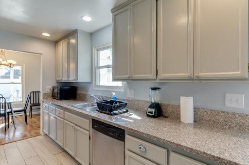 4 bedroom house with a pool - Housity