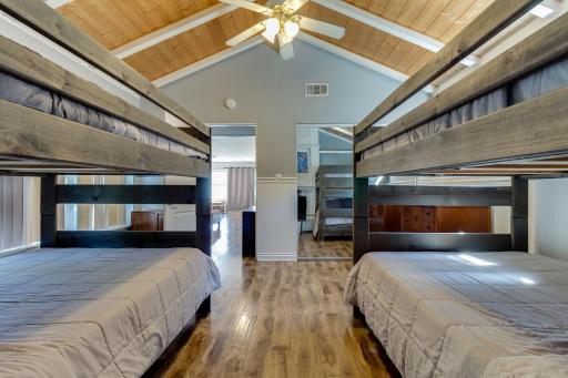 4 bedroom house with a pool - Housity
