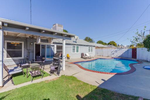 4 bedroom house with a pool - Housity