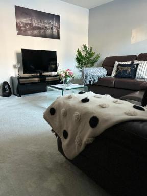 2 BED WEST END APARTMENT. - Housity