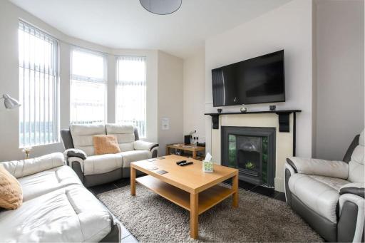 *Entire* 5 Bedroom house near football sleeps 8 - Housity