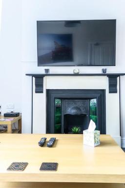 *Entire* 5 Bedroom house near football sleeps 8 - Housity