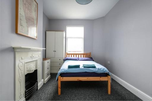 *Entire* 5 Bedroom house near football sleeps 8 - Housity