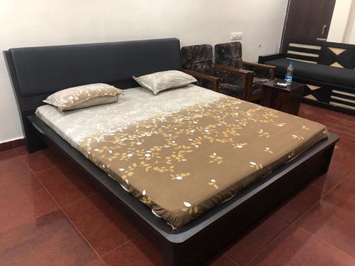Private Room with ample facilities - Housity